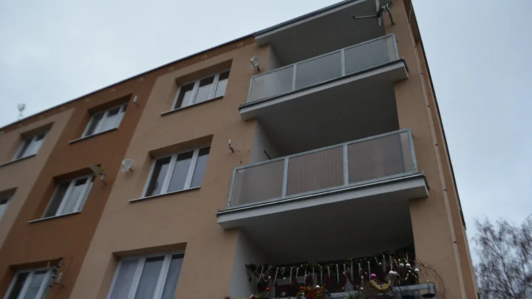 PRONAJMU BYT 3+1 84 M2 VE SKALNÉ U CHEBU S BALKONEM