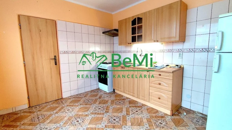 Predaj veľkometrážny 3 izbový byt v centre mesta - Levice (0