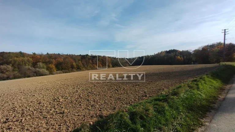 Tureality ponúka slnečný pozemok s nádherným výhľadom na...