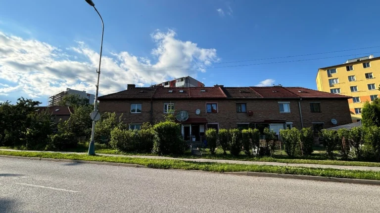 PREDAJ, 2 IZBOVÝ BYT V BAŤOVOM DOME, SVIT