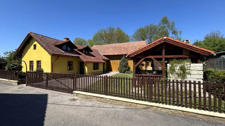Domek na vesnici se stodolou a zahradou