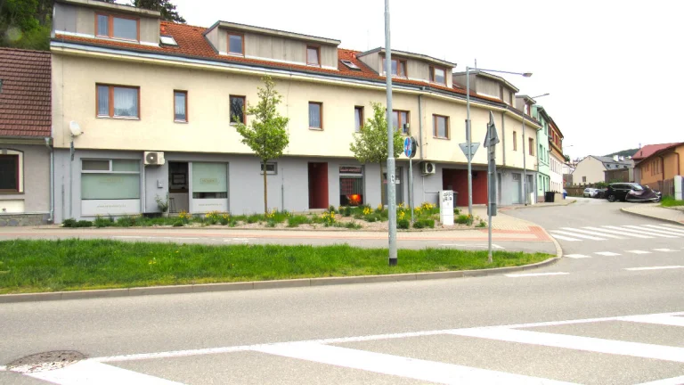 Pronájem bytu 2+kk s terasou a parkováním ve vnitrobloku