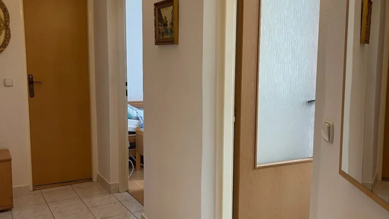 NA PREDAJ: 2 izbový byt s 2 samostatnými izbami na vyvýšenom