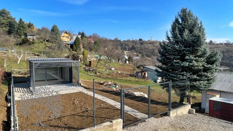 Výnimočná rekreačná chata s pozemkom 374m2 v Novom Meste n/V