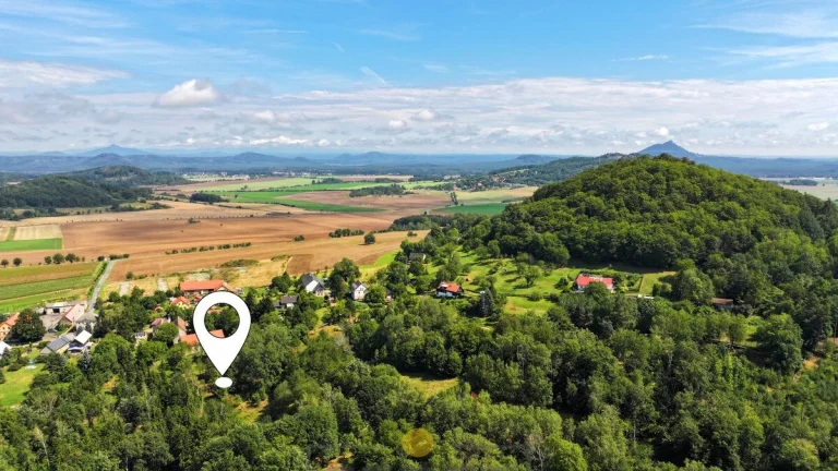 Výjimečný pozemek 8.483 m2 v oblasti Kokořínska s hotovým pr
