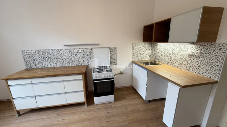 Pronájem bytu 2+1 78 m2 P5 Smíchov nezařízený po rekonstrukc