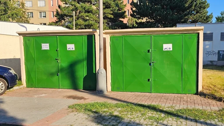 2 garáže + parkovacie miesto na Pažitnej ul., Sereď