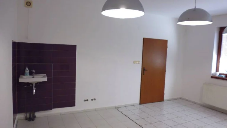 HLAVNÁ: 1.p. cca 30 m2, umývadlo - IDEÁLNE na KADERNÍCTVO +