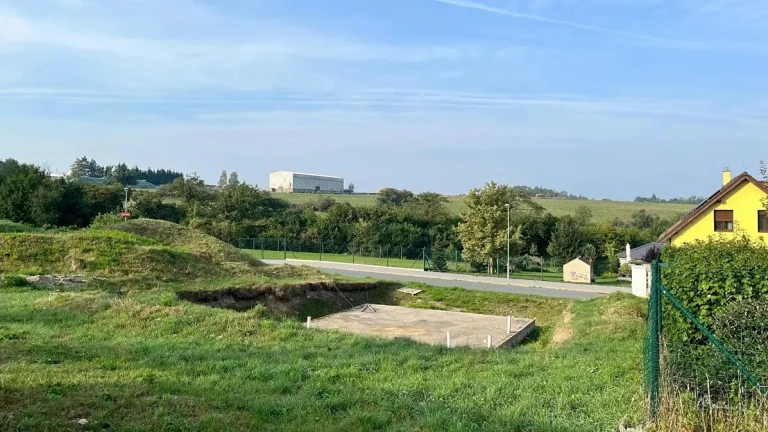 Stavební pozemek se sítěmi a st.povolením Jílové u Prahy
