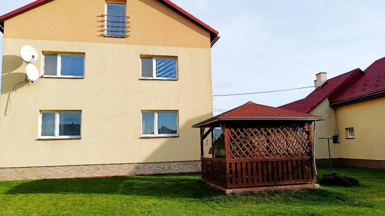 Dvojgeneračný rodinný dom s pozemkom /636 m2/, Staškov