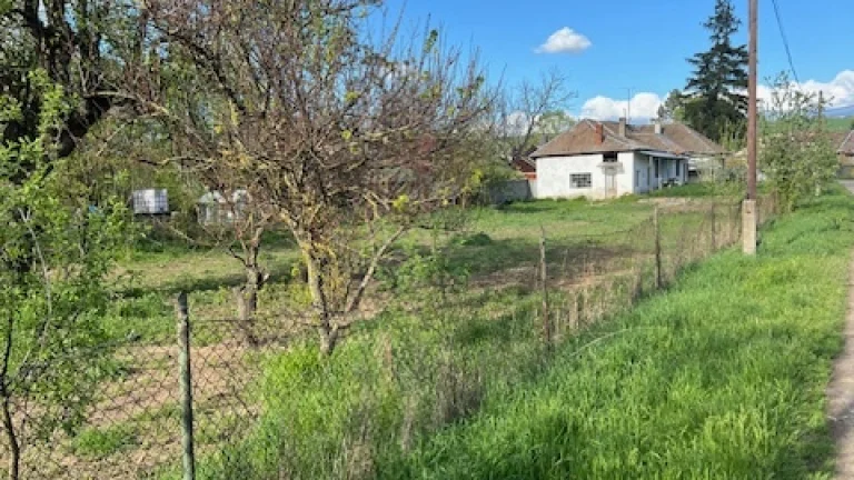 Predaj stavebný pozemok a Dom 1.950 m2 Levice H Vrbica