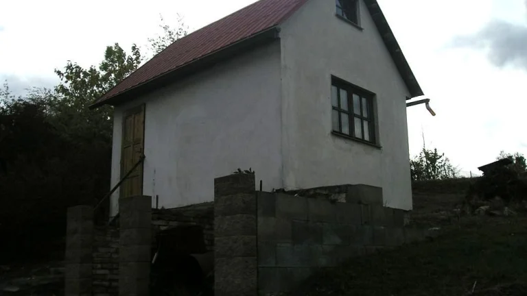 ZDĚNÁ CHATA NA VLASTNÍM POZEMKU 40. min. od PRAHY