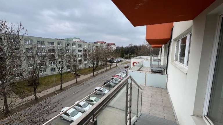 Ponúkame na predaj priestranný trojizbový byt v centre Popra