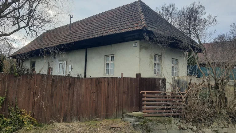 Stavebný pozemok v centre obce Poruba / okres Prievidza /