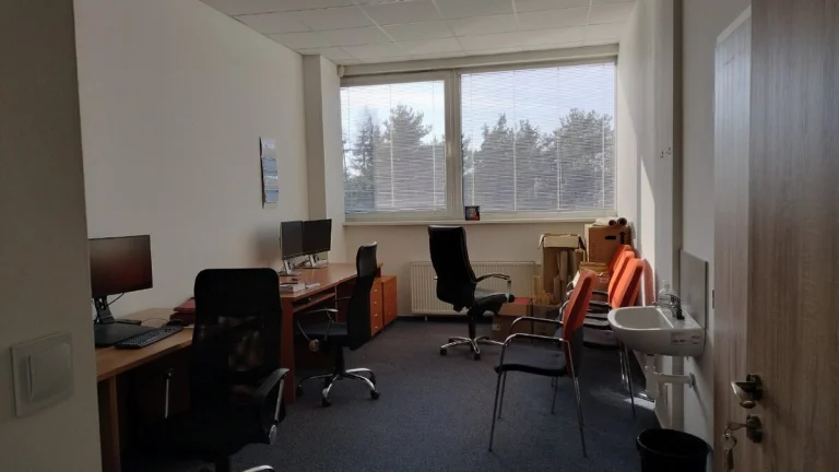 Kancelária JUH aj s parkovaním, posledná