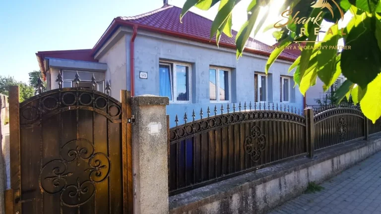 Znížená cena. Zrekonštruovaný rodinný dom vo Veľkých Kostoľa