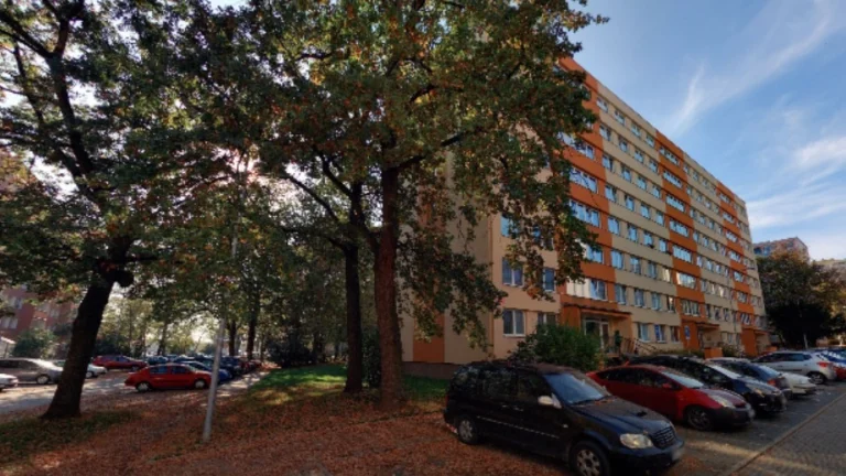 BYT V KLIDNÉ LOKALITĚ, PŘESTO KOUSEK OD CENTRA