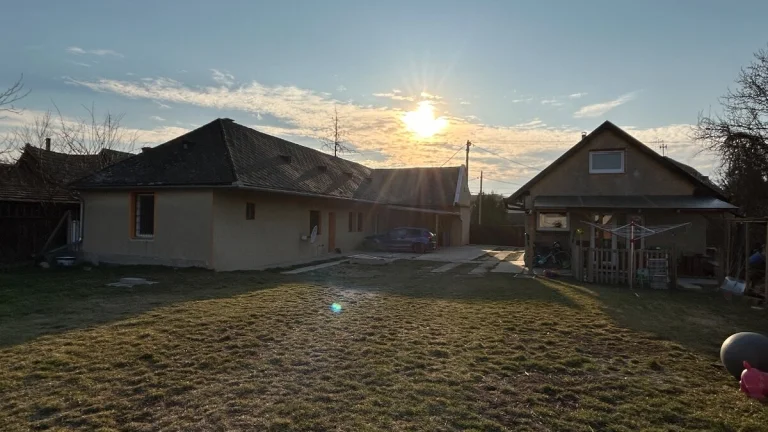 Rodinný dom + zrekonštruovaná budova(iná budova)+pozemok