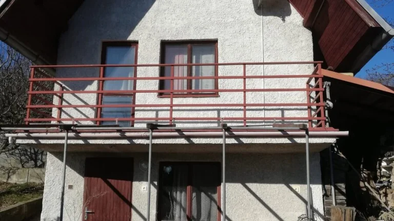 Lukratívny Pozemok 512m² s Murovanou Chatou v Rači pod Lesom