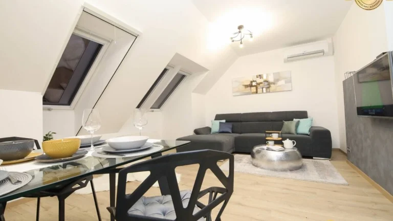 NA PREDAJ JEDINEČNÝ ZARIADENÝ 2 IZBOVÝ BYT, GARÁŽOVÉ STÁTIE