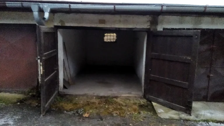 PRODEJ GARÁŽE - Karlovy Vary - Tuhnice ul. Sládková č.282