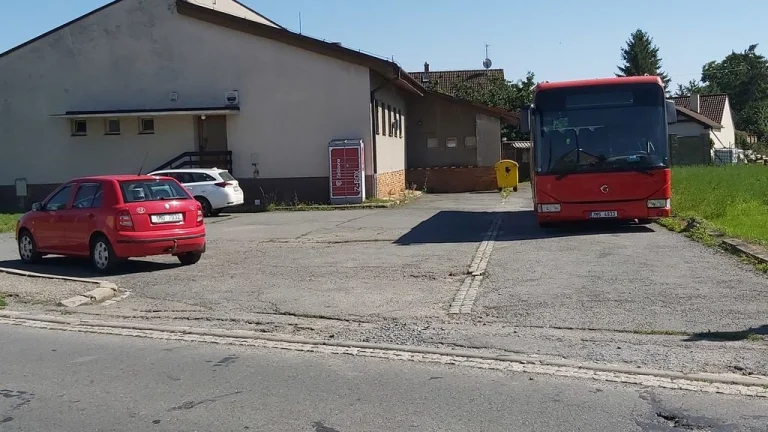 Loučany 360m2 + chladirna,rampa,parkoviště.Pozemek 1820m2