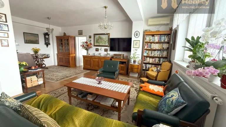 Priestranný 2 izbový byt s balkónom a garážou Budatínska