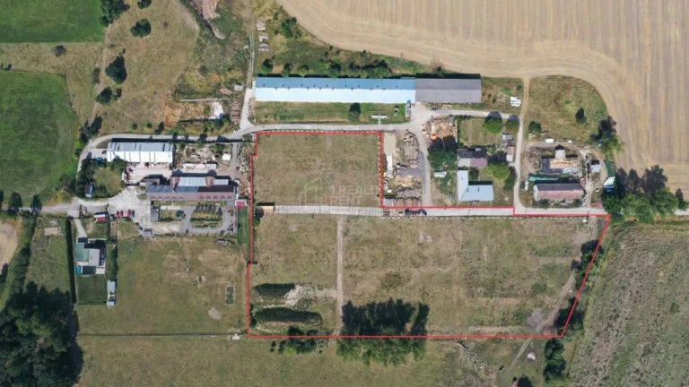 Ponúkame na predaj Zastavanú plochu a nádvorie 25681 m2 v Mo