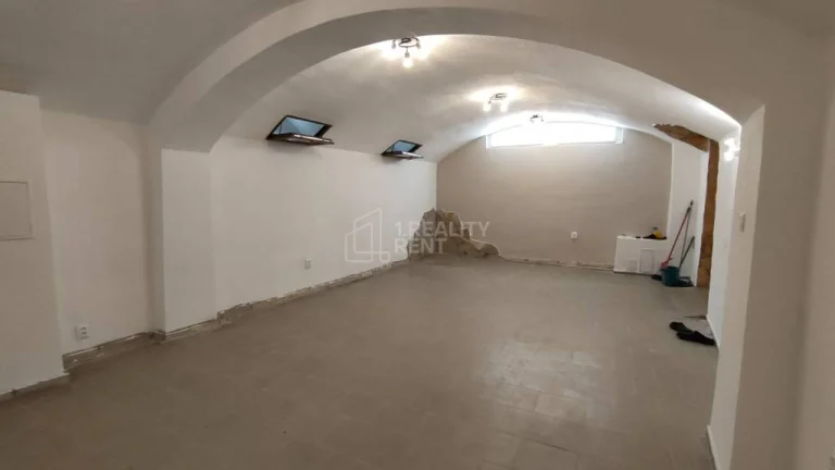 Prenájom: Obchodný priestor na pešej zóne v suteréne budovy