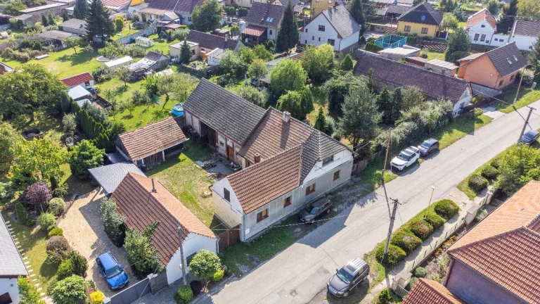 venkovský rodinný dům se stodolou - Záryby, Praha východ