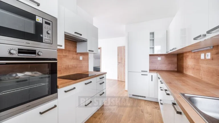Pronájem bytu 3+kk (88 m²) s parkovacím stáním a sklepem – T