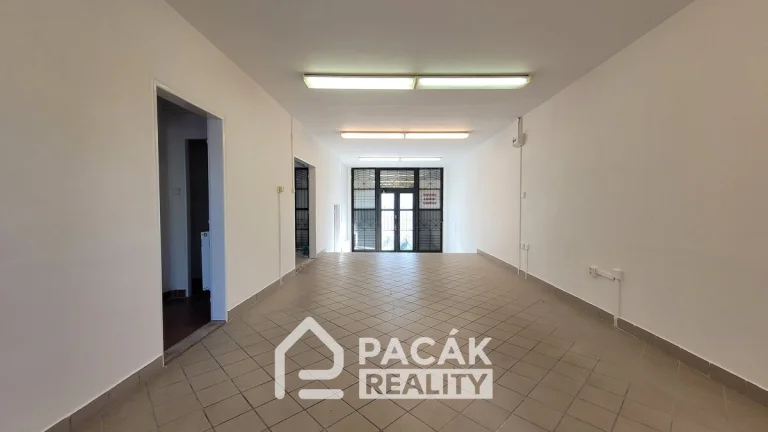 Pronájem kanceláří s výměrou 78m2 se dvěma výlohami a dvěma