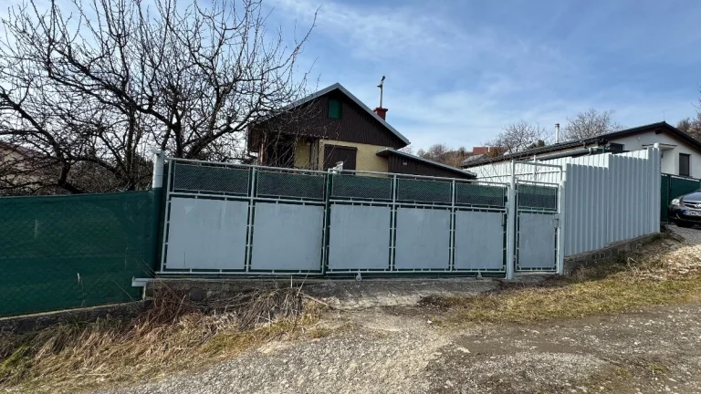 Predám murovanú chatu s garažou Kavečany oploteny pozemok .