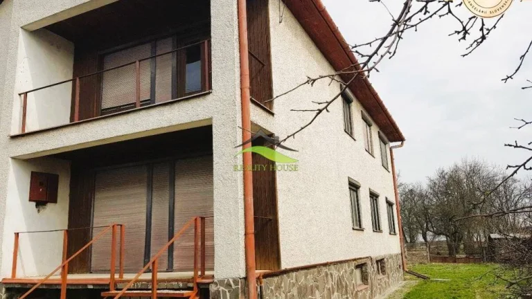 Poschodový rodinný dom v obci Bracovce .
