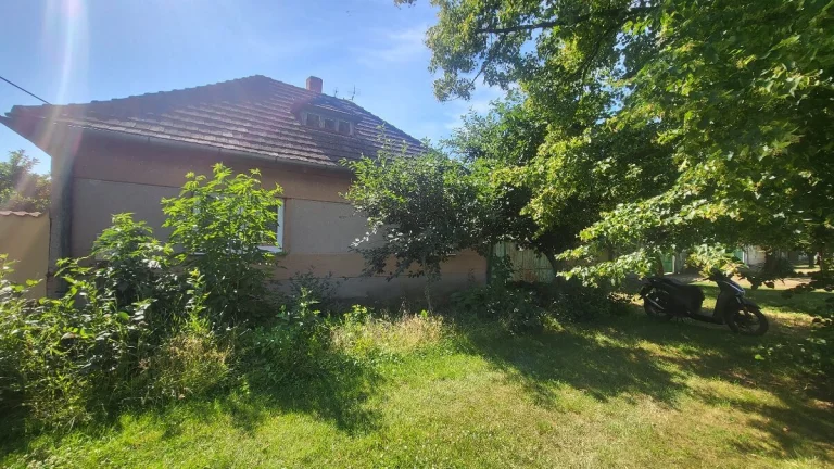 Rodinný dom + hospodárska budova + garáž + letná kuchyňa