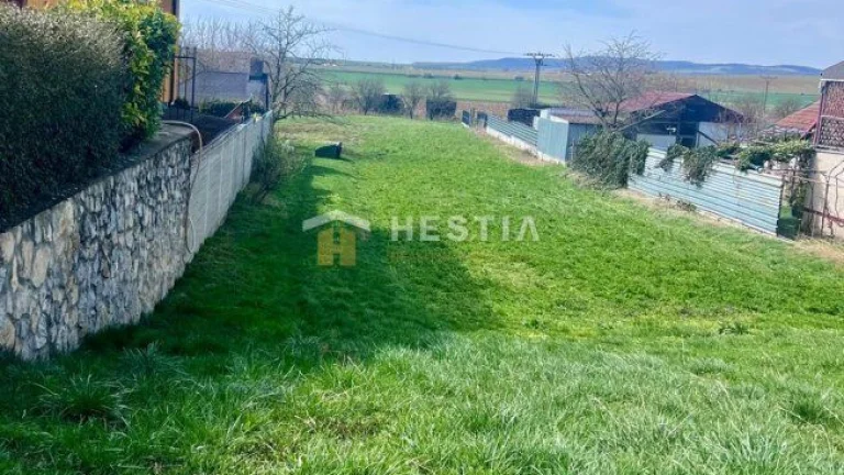 Slnečný pozemok na výstavbu rodinného domu v Rovensku