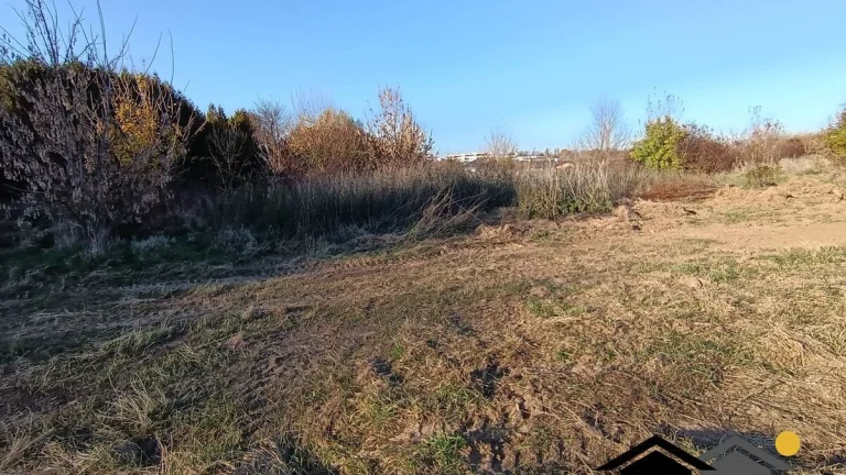 Rovinatý stavebný pozemok 976 m² v tichej lokalite – ideálny