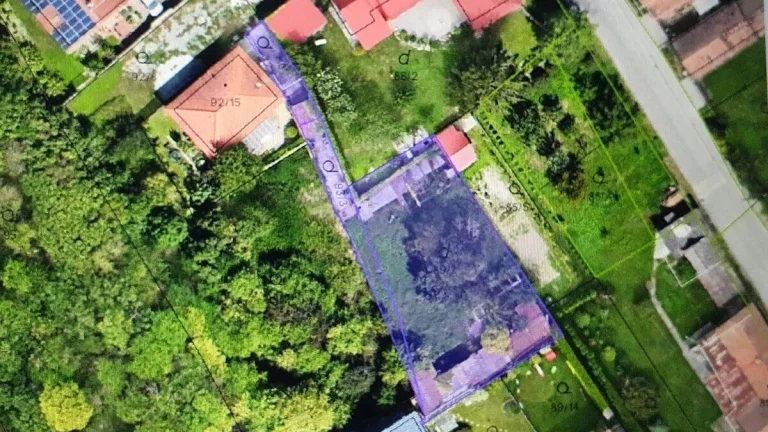 Slnečný pozemok 720 m2 + 3-izb. RD s pozemkom 270 m2, treba