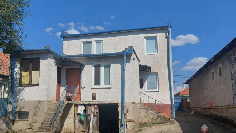Rodinný dom s veľkým pozemkom - Veľký Cetín