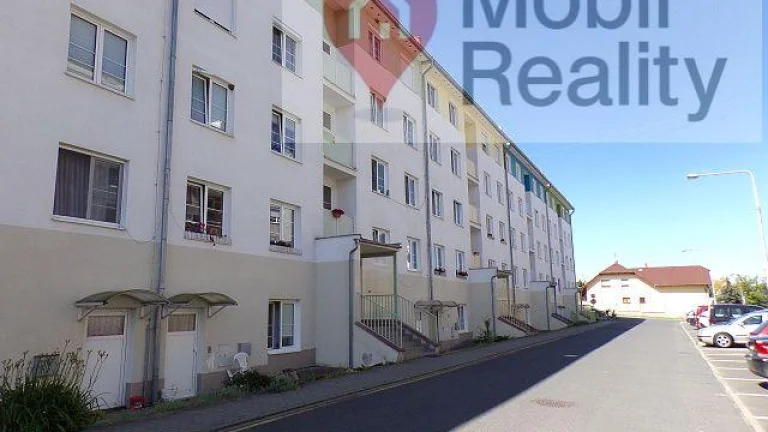 Holýšov. Cihlový byt 3 + 1 s lodžií ve velmi slušném a udržo