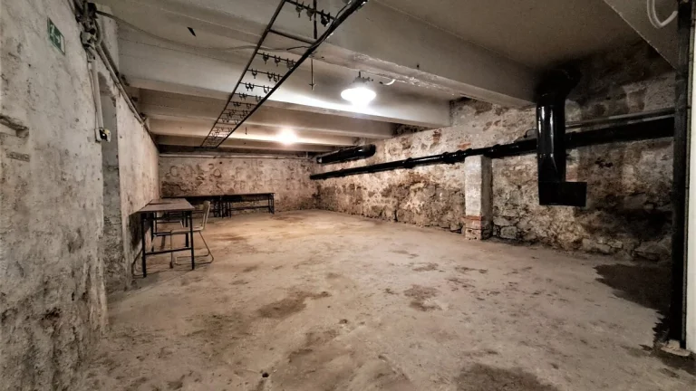 Adamov, pronájem skladu, 162 m2, nákladní výtah, sklep – kom