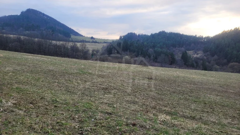 Väčší rekreačný pozemok pod lesom s krásnym výhľadom nad o