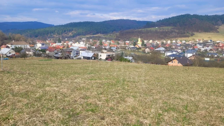 Stavebný pozemok s krásnym výhľadom nad obcou Jasenica pri