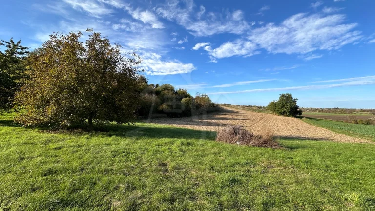 Veľkolepý vyše 1,1 Ha pozemku s krásnym výhľadom za maleb