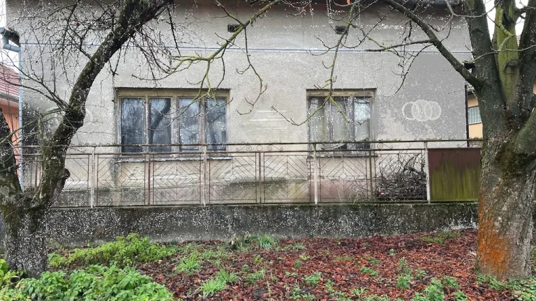 Pozemok so starým sedliackym domom blízko rybníka len 15 k