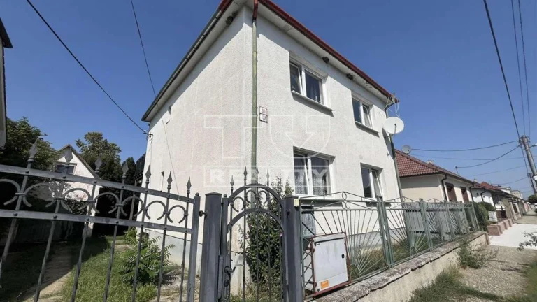 4 izb.RD,139 m2, úžitková 270 m2, na pozemku 677 m2, v...