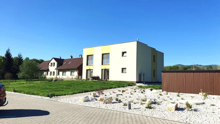 Pronájem bytové jednotky 2+kk, 57,5 m2 v rodinném domě v Náv