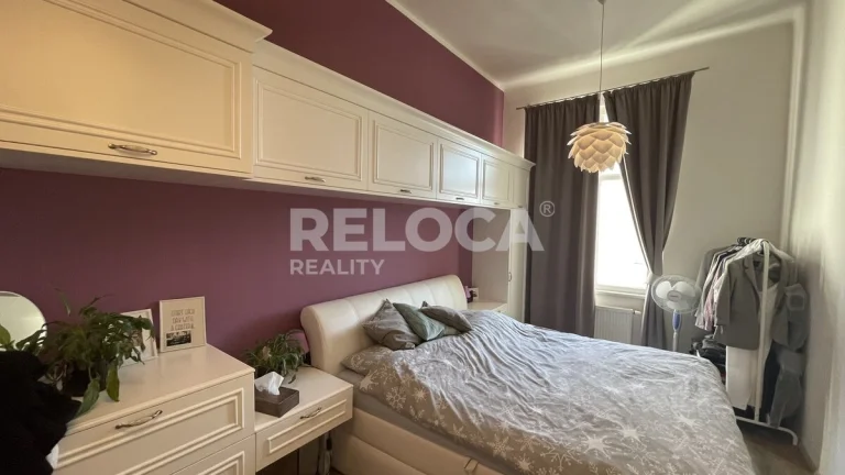2+1, 80m2, balkon, parkovací stání ve dvoře, zařízený, luxus