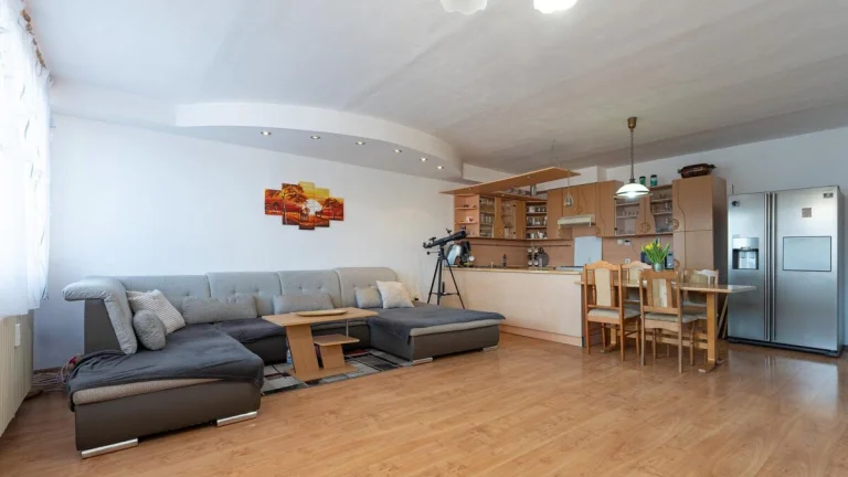 REZERVOVANÝ VEĽKOMETRÁŽNY 4 IZBOVÝ BYT S DVOMI LODŽIAMI