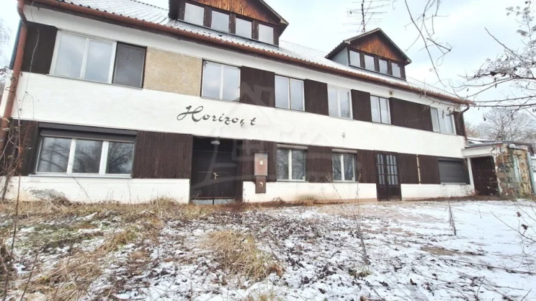 Trojpodlažný penzión so samostatným apartmánom blízko lesa
